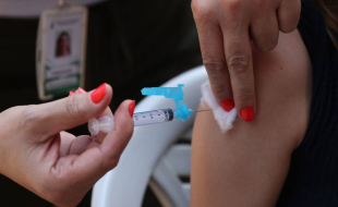 Ministério da Saúde recomenda ampliação do público para vacinação contra dengue